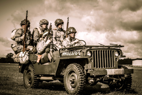 Fondo de pantalla Soldiers on Jeep 480x320
