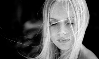 Blonde Girl - Obrázkek zdarma pro HTC Desire HD