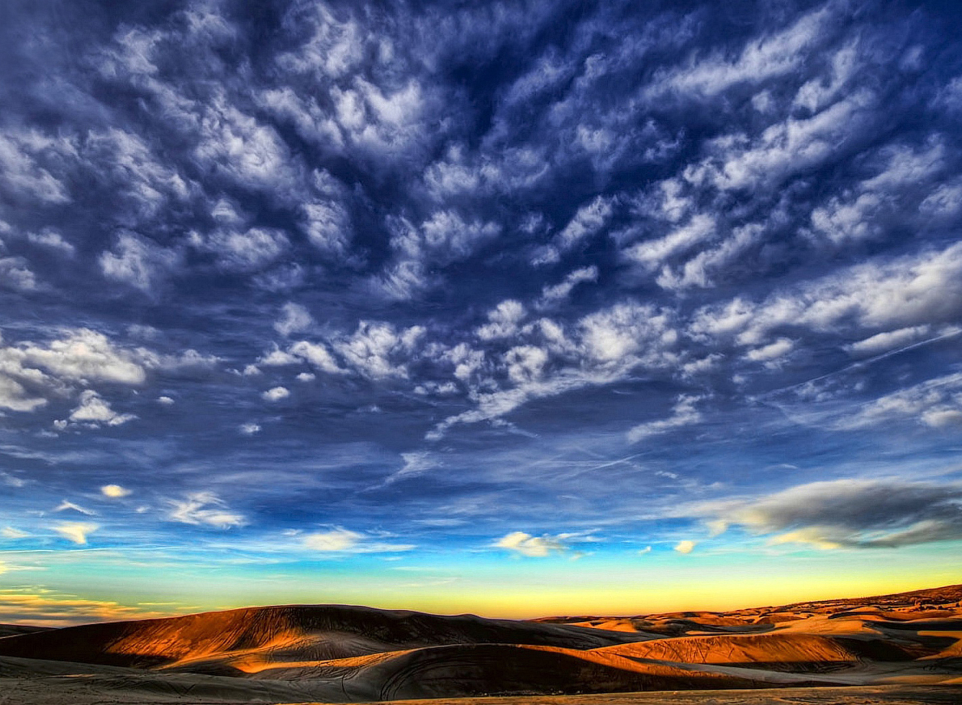 Das Desktop Desert Skyline Wallpaper 1920x1408