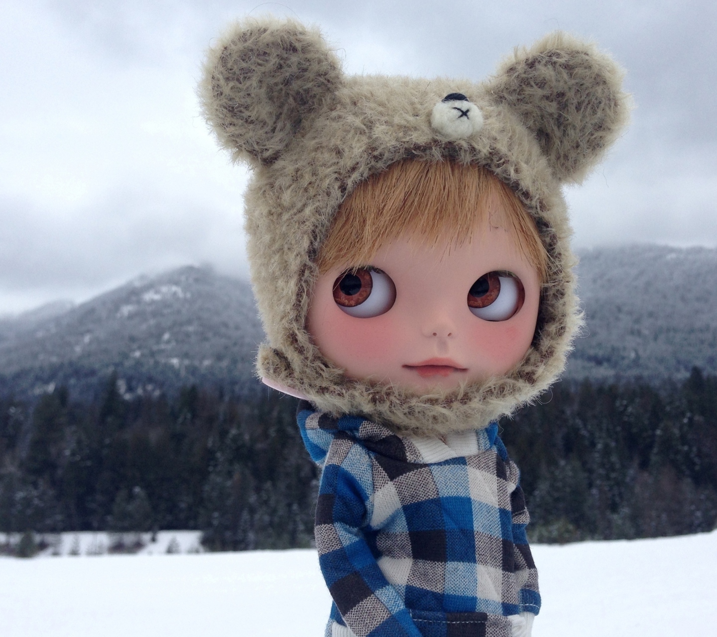 Screenshot №1 pro téma Pretty Doll In Winter Clothes 1440x1280