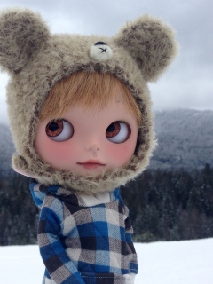 Screenshot №1 pro téma Pretty Doll In Winter Clothes 240x320