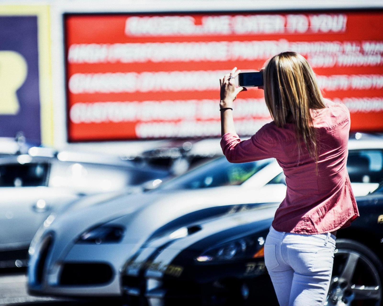 Girl Taking Photo With Her Phone screenshot #1 1600x1280