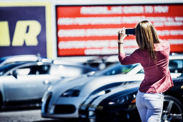 Fondo de pantalla Girl Taking Photo With Her Phone