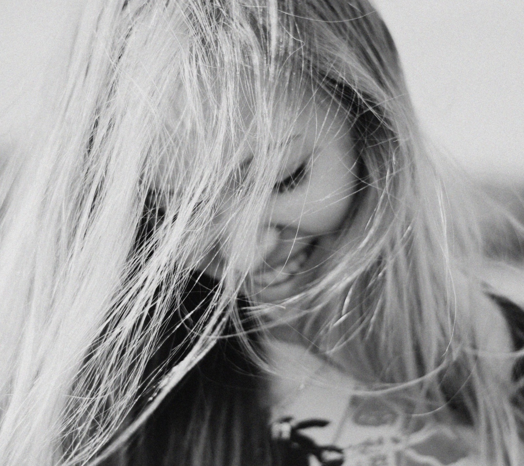 Screenshot №1 pro téma Black And White Portrait Of Blonde Girl 1080x960