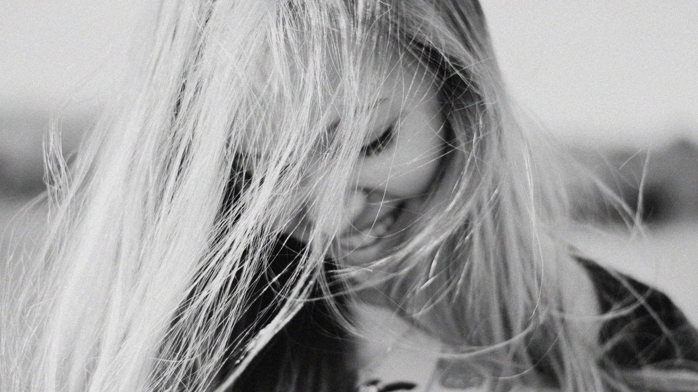 Screenshot №1 pro téma Black And White Portrait Of Blonde Girl 1366x768