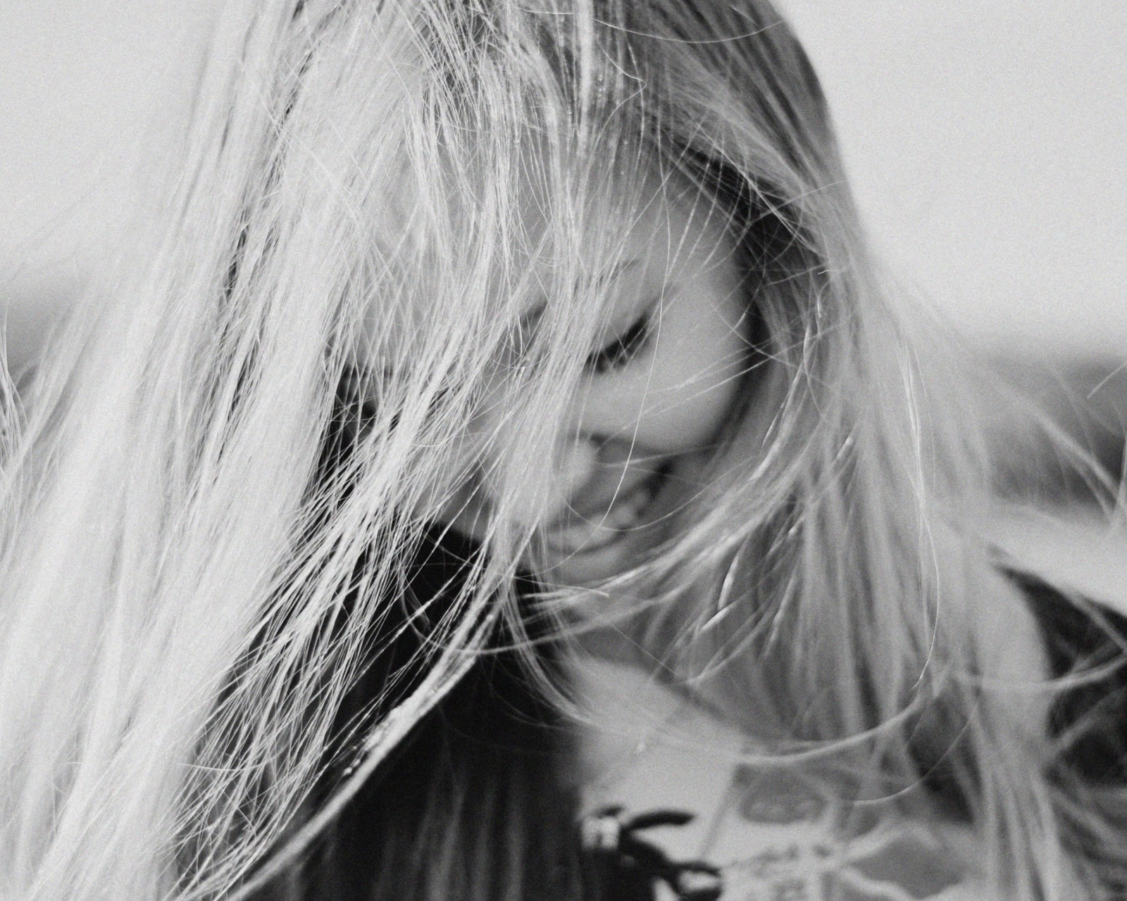 Screenshot №1 pro téma Black And White Portrait Of Blonde Girl 1600x1280