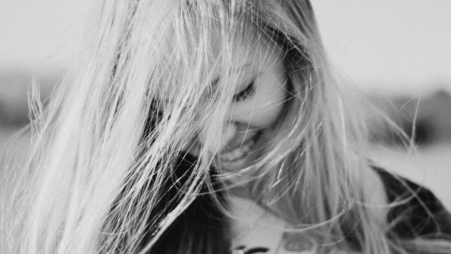 Screenshot №1 pro téma Black And White Portrait Of Blonde Girl 1920x1080