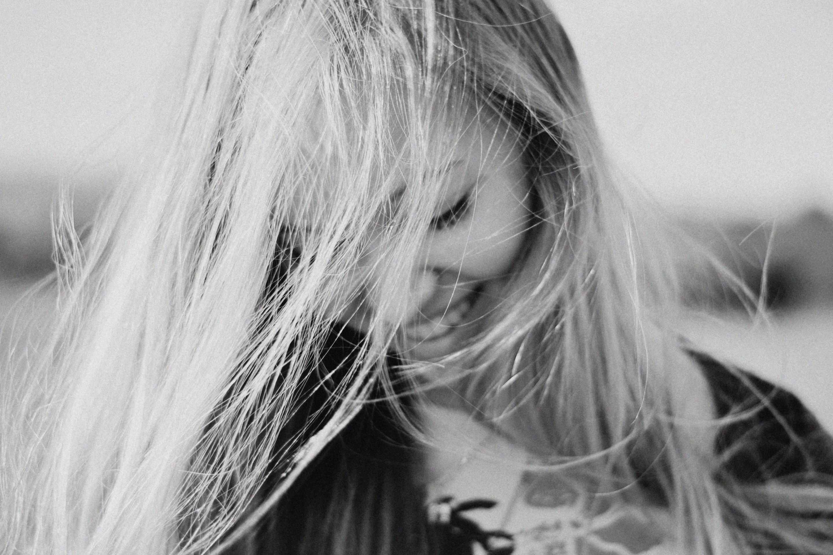 Screenshot №1 pro téma Black And White Portrait Of Blonde Girl 2880x1920