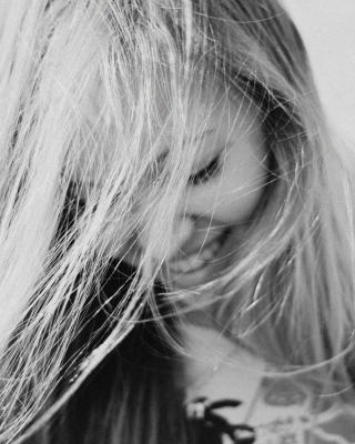 Black And White Portrait Of Blonde Girl - Obrázkek zdarma pro Nokia X2-02
