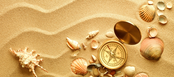Compass And Shells On Sand wallpaper 720x320