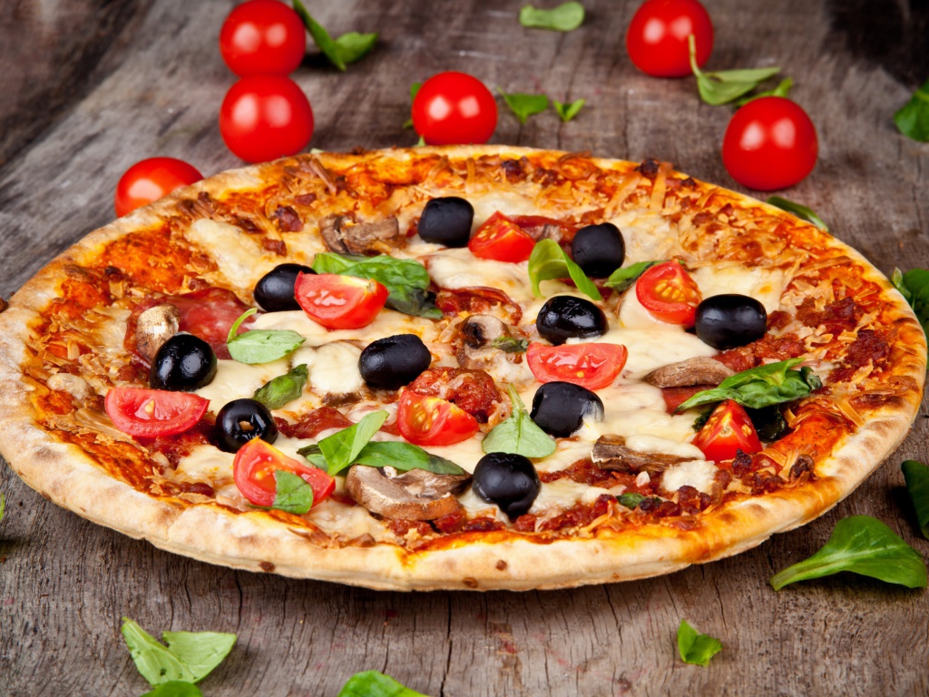Das Pizza with tomatoes and olives Wallpaper 1024x768