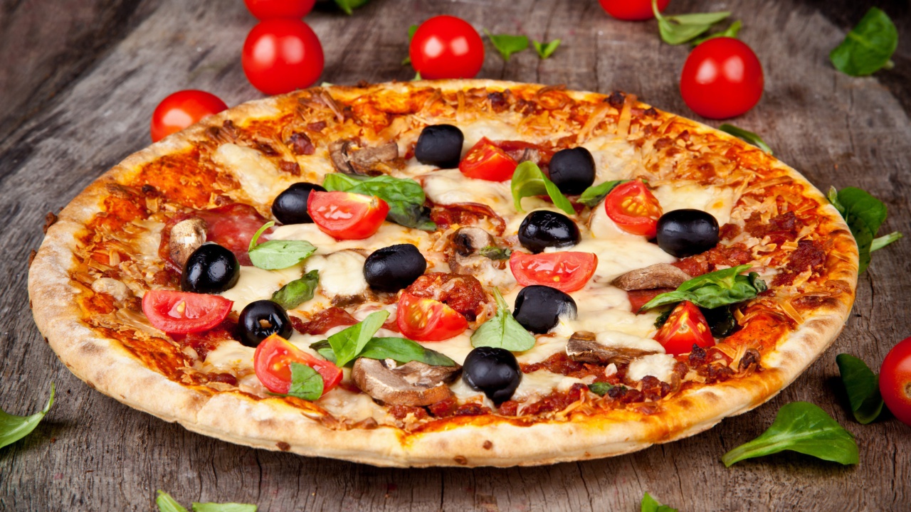Обои Pizza with tomatoes and olives 1280x720