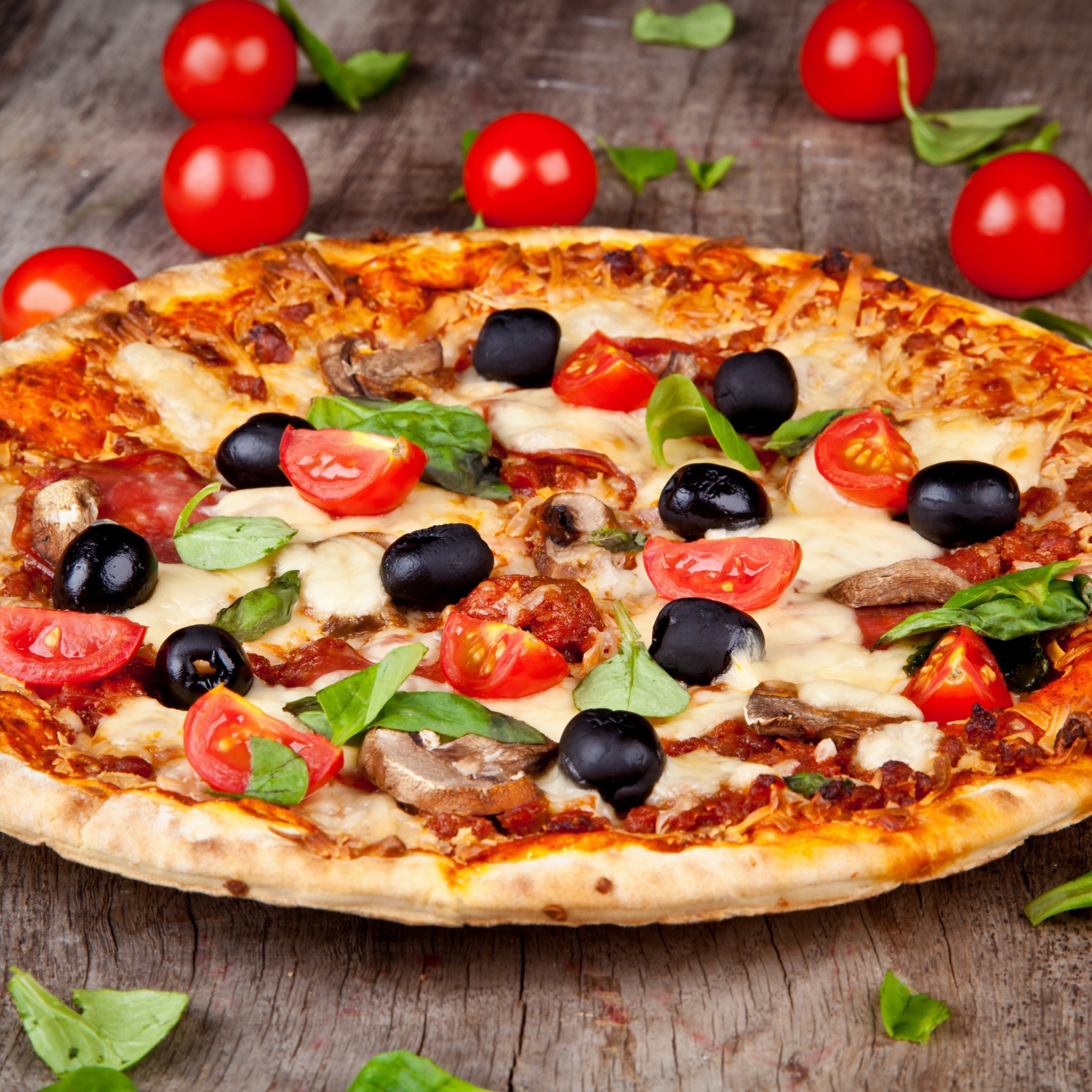 Fondo de pantalla Pizza with tomatoes and olives 2048x2048
