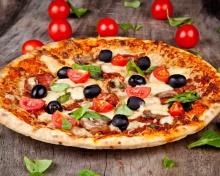 Das Pizza with tomatoes and olives Wallpaper 220x176