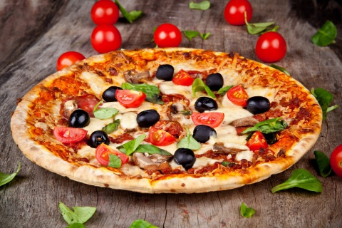 Das Pizza with tomatoes and olives Wallpaper 480x320