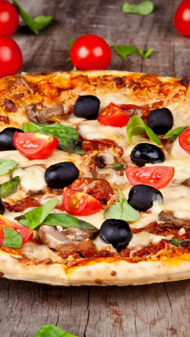 Обои Pizza with tomatoes and olives 640x1136