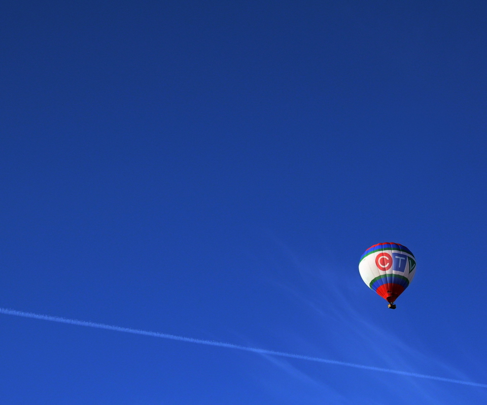 Screenshot №1 pro téma Balloon In Blue Sky 960x800