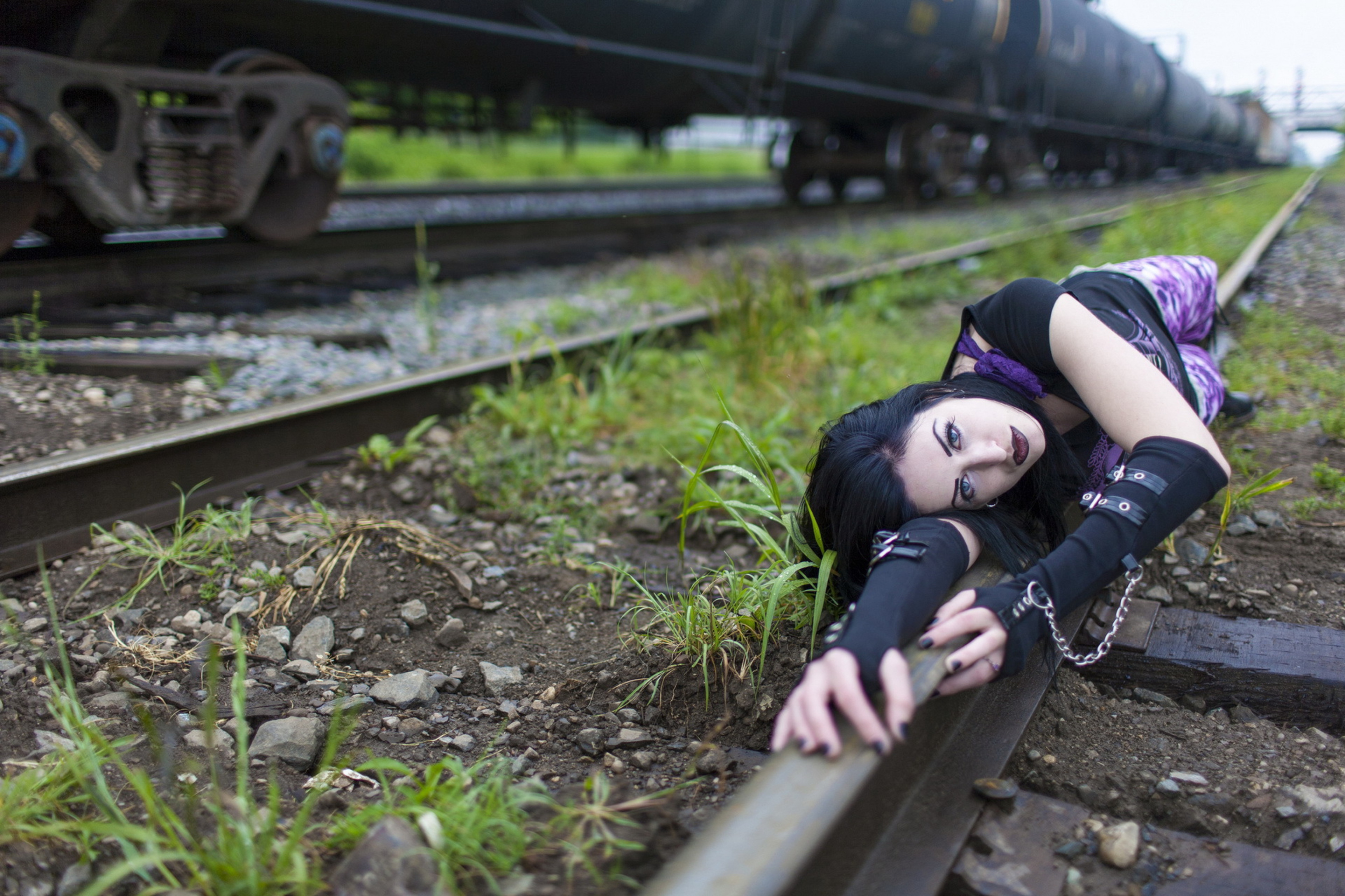 Girl On Railroad screenshot #1 2880x1920