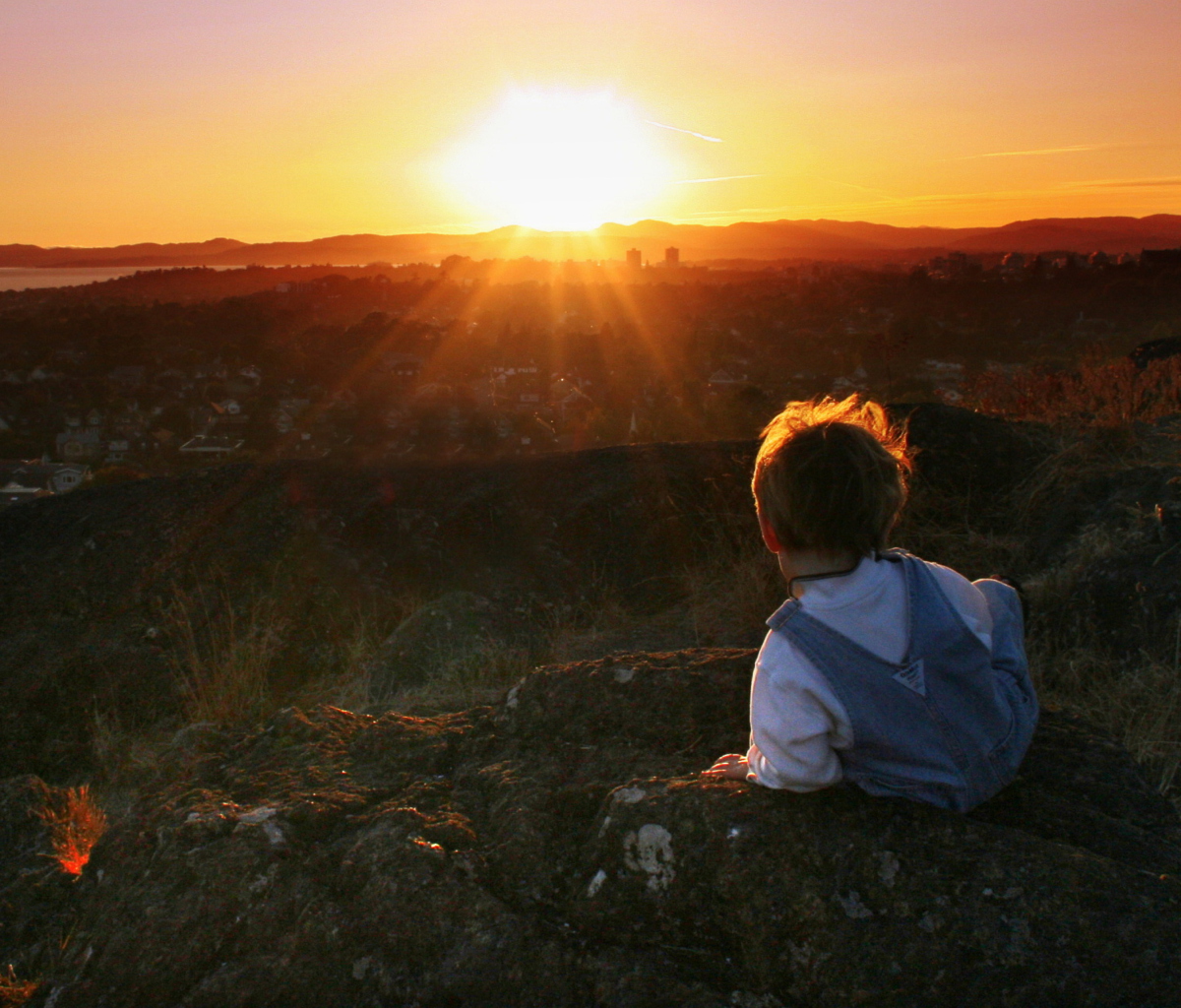 Das Little Boy Looking At Sunset From Hill Wallpaper 1200x1024