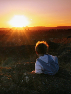 Fondo de pantalla Little Boy Looking At Sunset From Hill 240x320
