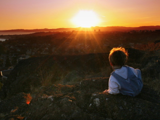 Обои Little Boy Looking At Sunset From Hill 320x240