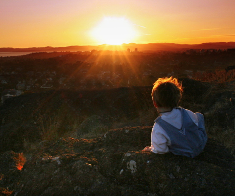 Fondo de pantalla Little Boy Looking At Sunset From Hill 480x400