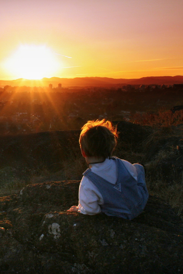 Das Little Boy Looking At Sunset From Hill Wallpaper 640x960