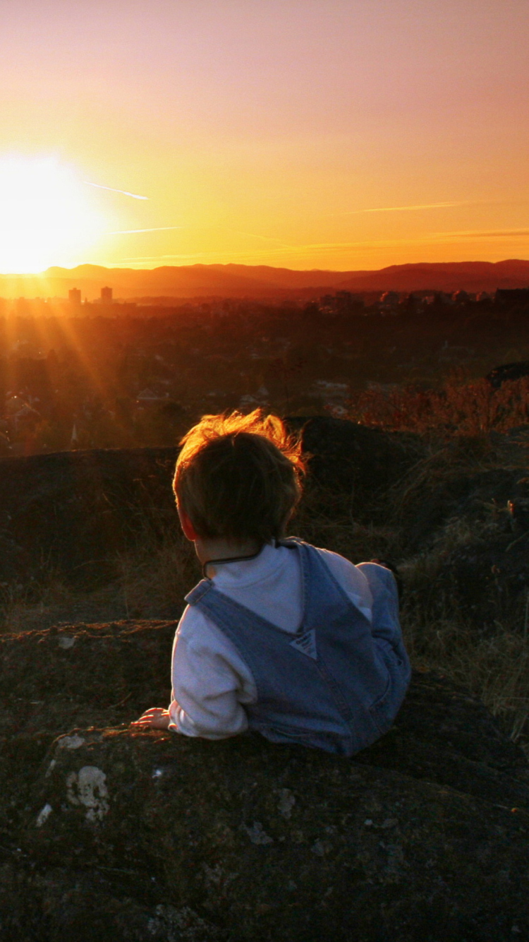 Fondo de pantalla Little Boy Looking At Sunset From Hill 750x1334