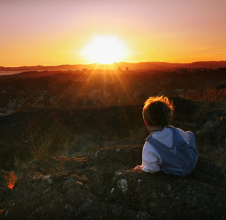 Kostenloses Little Boy Looking At Sunset From Hill Wallpaper für 208x208