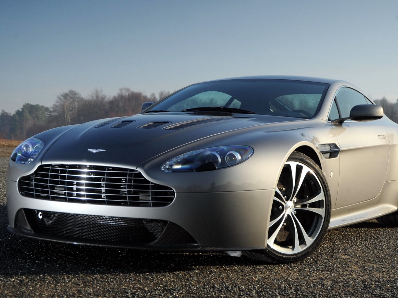 Fondo de pantalla Aston Martin V8 Vantage 1600x1200