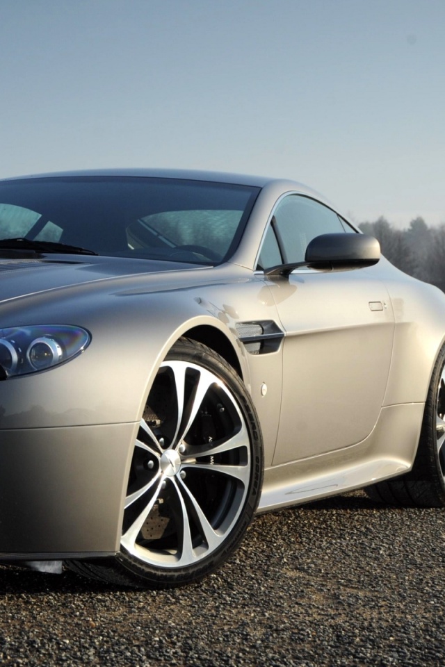 Fondo de pantalla Aston Martin V8 Vantage 640x960