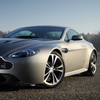 Aston Martin V8 Vantage sfondi gratuiti per iPad mini 2