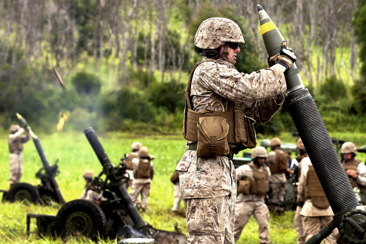 Sfondi Soldier With Mortar