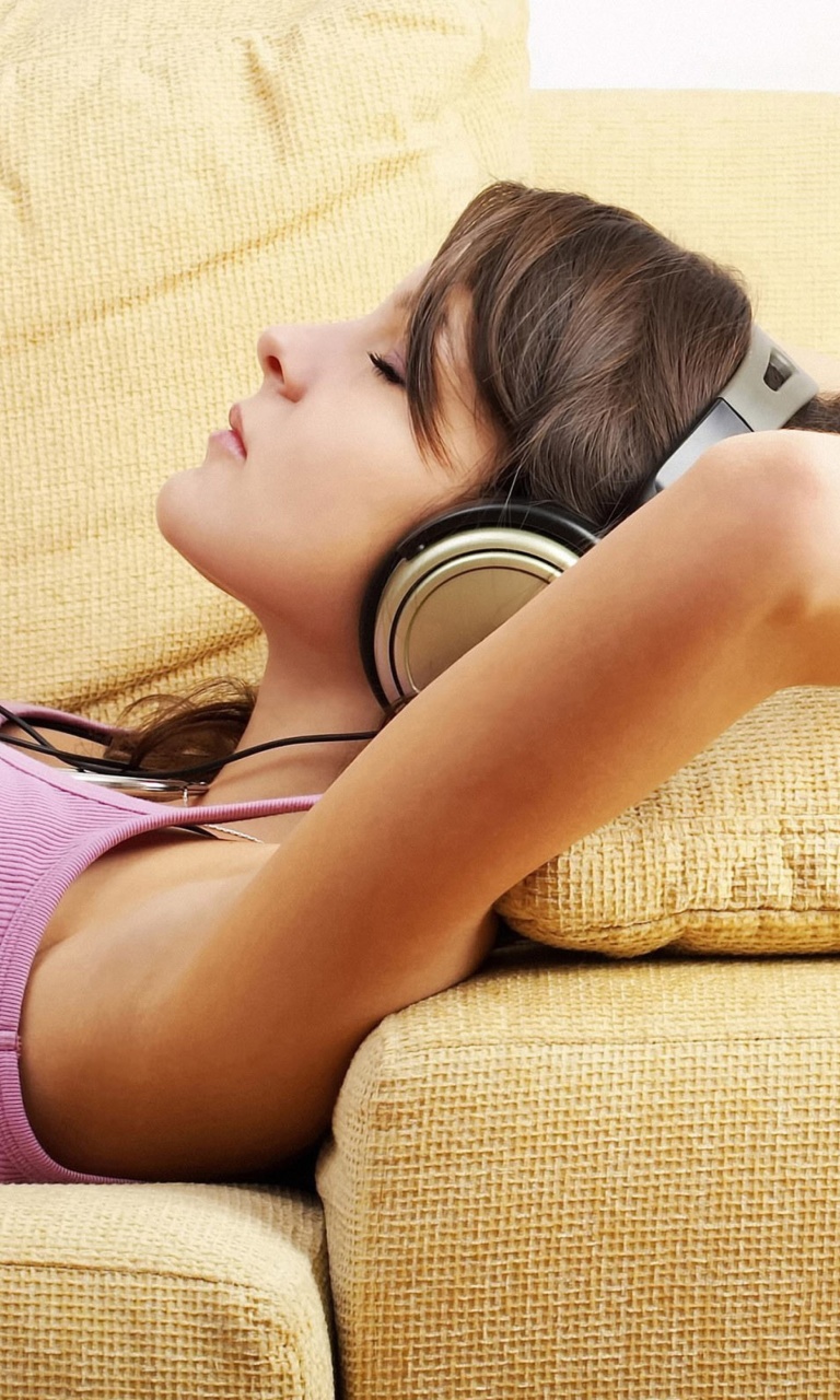 Обои Relax in Headphones 768x1280