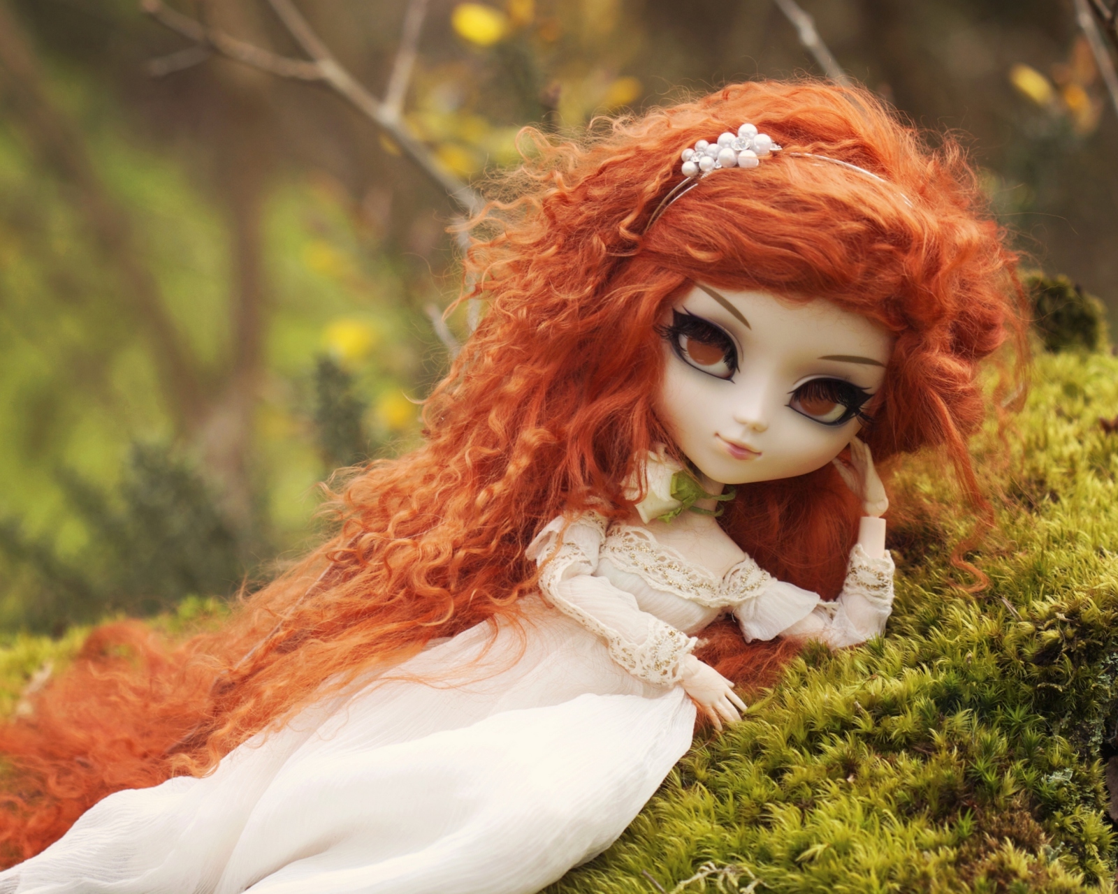 Обои Curly Redhead Doll 1600x1280