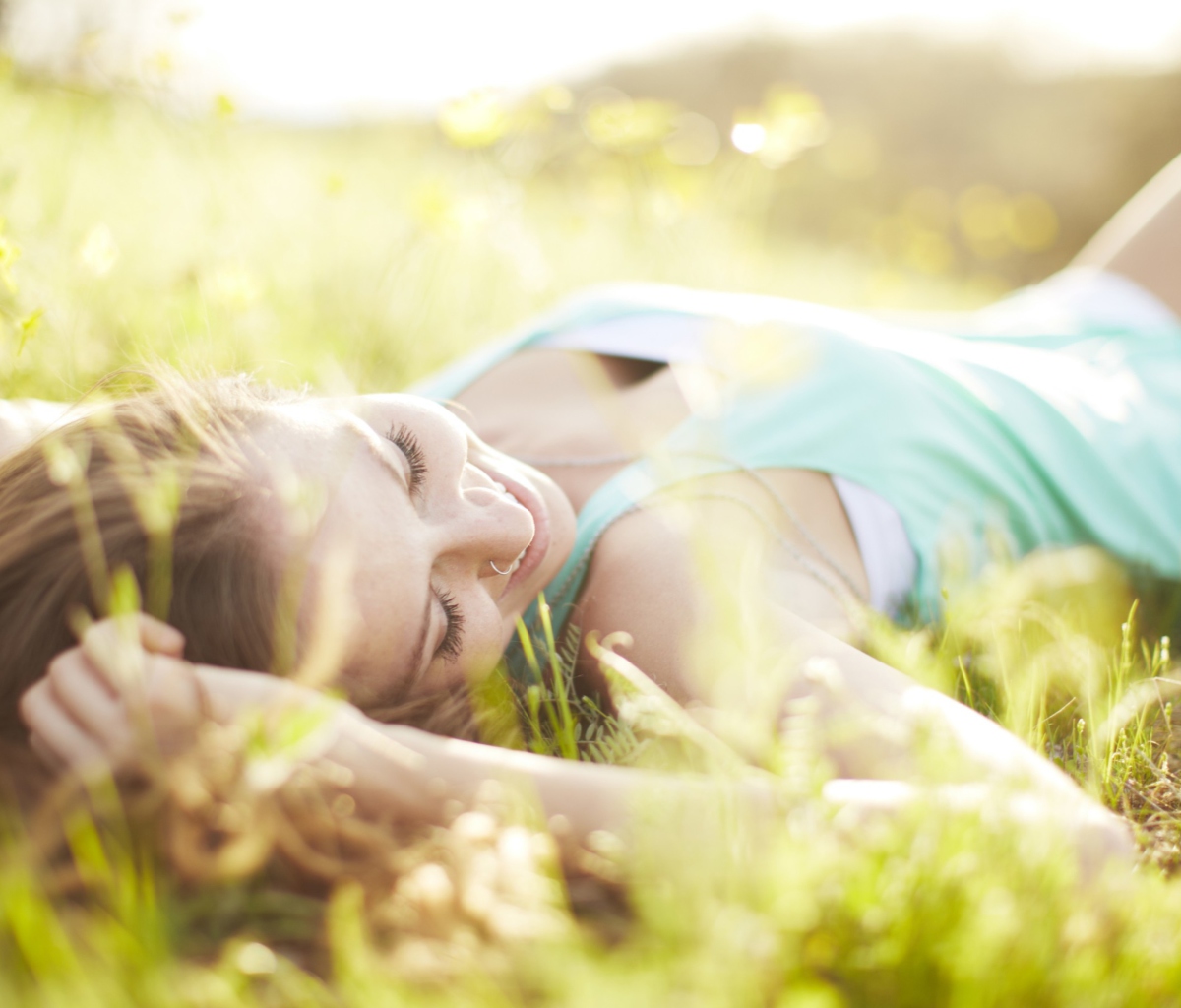 Screenshot №1 pro téma Happy Girl Lying In Grass In Sunlight 1200x1024