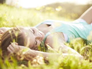 Screenshot №1 pro téma Happy Girl Lying In Grass In Sunlight 320x240
