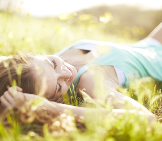 Happy Girl Lying In Grass In Sunlight - Obrázkek zdarma pro iPad