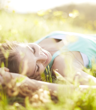 Happy Girl Lying In Grass In Sunlight - Obrázkek zdarma pro 640x960