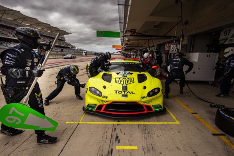 Fondo de pantalla Aston Martin Racing 480x320