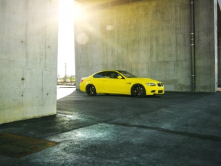 Обои Yellow BMW 320x240