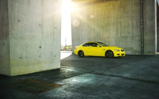 Yellow BMW - Obrázkek zdarma pro Sony Xperia E1