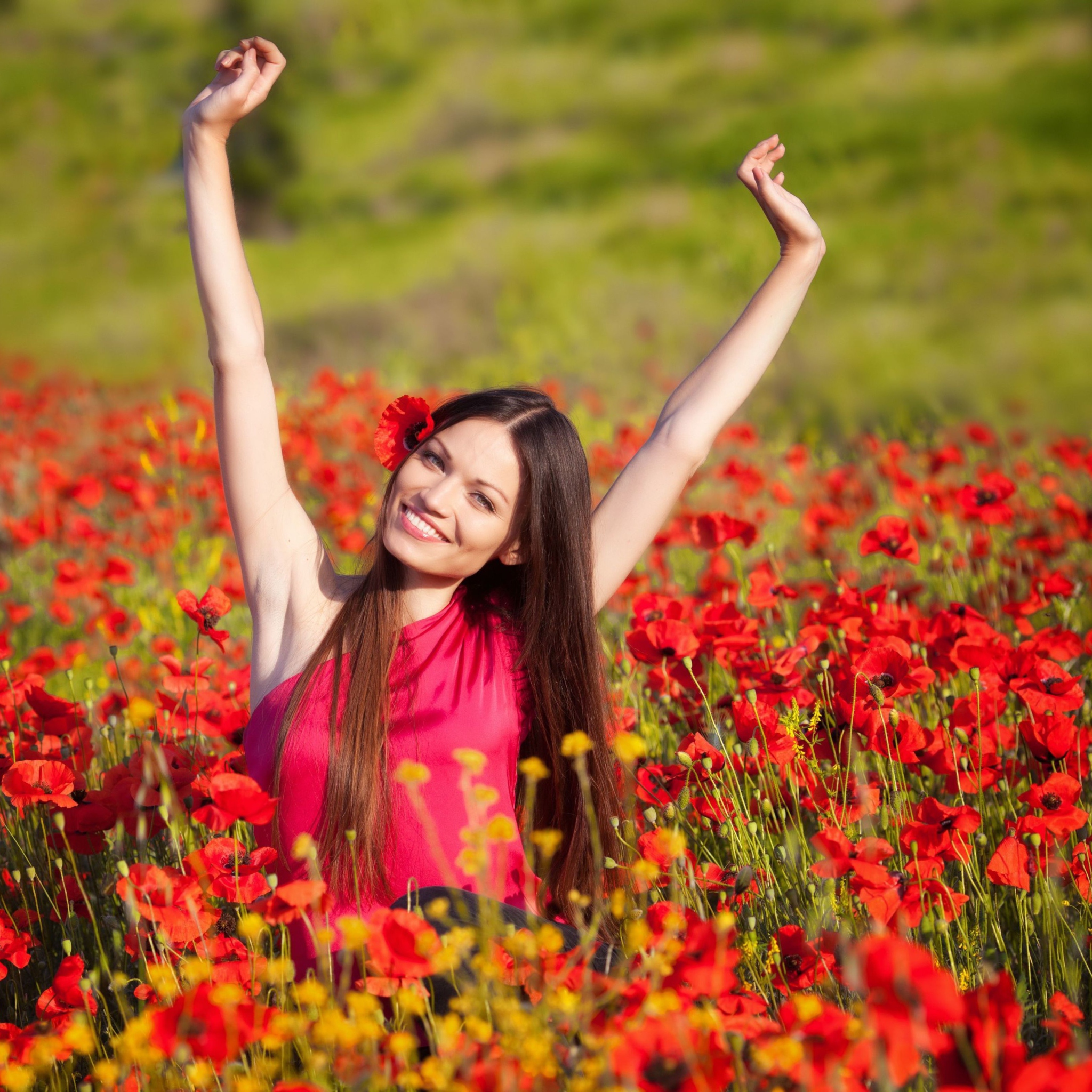 Screenshot №1 pro téma Happy Girl In Flower Field 2048x2048