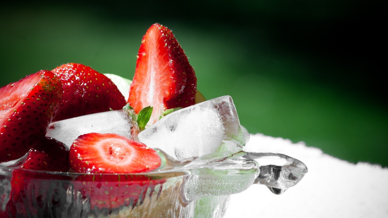 Das Strawberry And Ice Wallpaper 1280x720