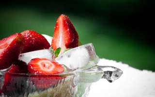 Strawberry And Ice - Obrázkek zdarma 