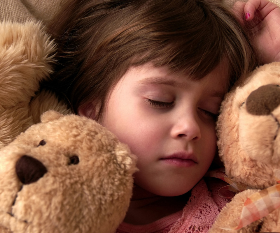 Обои Child Sleeping With Teddy Bear 960x800