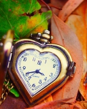 Обои Vintage Heart-Shaped Watch 128x160