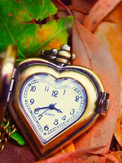 Sfondi Vintage Heart-Shaped Watch 240x320