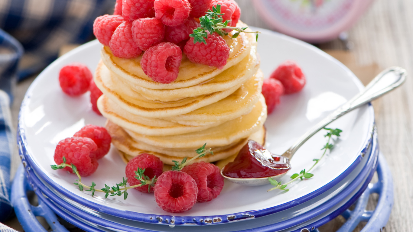 Обои Tasty Raspberry Pancakes 1366x768