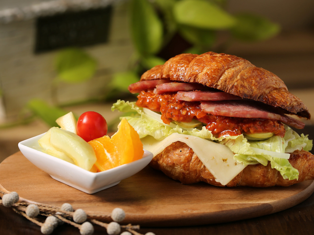 Croissant with ham wallpaper 1024x768